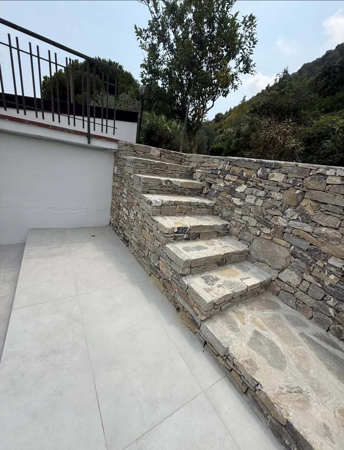 Scala in pietra locale con muro a secco
